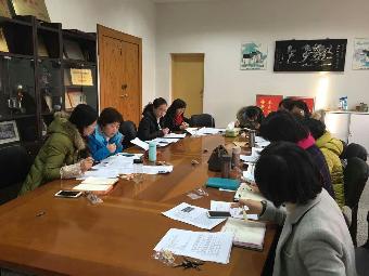 老师们在认真的集体备课 老师们在认真的集体备课