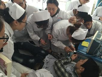 学生们在《护理实践技能》课上积极的操作练习 学生们在《护理实践技能》课上积极的操作练习