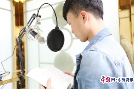 点击图片翻到下一页>> 全国首个常驻高校的朗读亭落户南医大