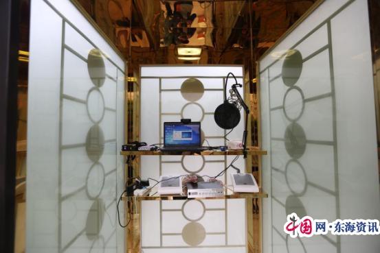 点击图片翻到下一页>> 全国首个常驻高校的朗读亭落户南医大